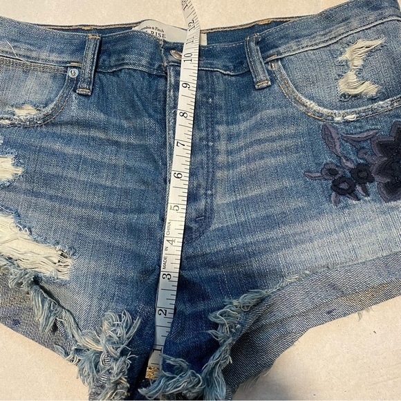 Abercrombie & Fitch denim distressed high rise shorts floral embroidery size 8 - Picture 12 of 13